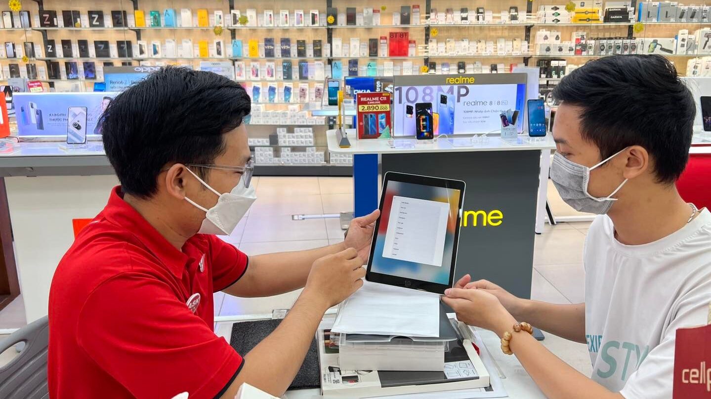 Đội ngũ chuyên viên đang giới thiệu sản phẩm cho khách hàng